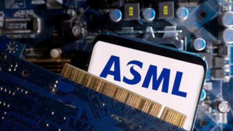 ASML，站上十字路口